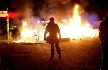 Πεδίο μάχης οι δρόμοι της Κοπεγχάγης για δεύτερη συνεχόμενη νύχτα