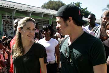 Αντζελίνα Τζολί και Μπραντ Πιτ σχεδιάζουν να (ξανά)υιοθετήσουν παιδί