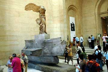 Ρωμαία και νεώτερη φαίνεται να είναι η Νίκη της Σαμοθράκης