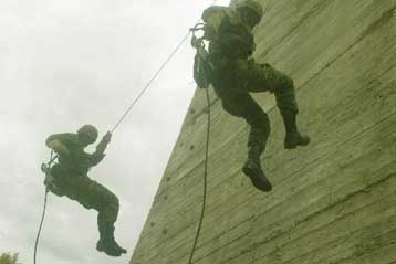 Καταδικάζει το υπουργείο Αμυνας συνθήματα καταδρομέων κατά της Αλβανίας