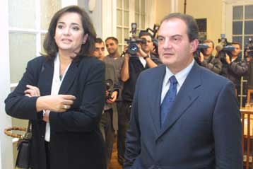 Διαψεύδει η κυβέρνηση πληροφορίες για ψυχρότητα στις σχέσεις Καραμανλή-Μπακογιάννη