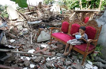 Τουλάχιστον 70 νεκροί από ισχυρό σεισμό στη δυτική Ινδονησία