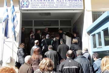 Περισσότερες βάρδιες και προσωπικό υπόσχεται η ΕΛ.ΑΣ. για την έκδοση των ταυτοτήτων