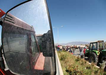 Μπλόκα των αγροτών στην εθνική οδό παρά τον αποκλεισμό των ΜΑΤ