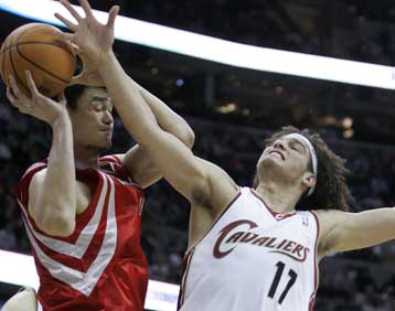 Νίκη των Καβαλίερς επί των Ρόκετς με 32 πόντους του ΛεΜπρόν Τζέιμς