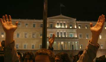 Με περικυκλωμένη τη Βουλή από φοιτητές εισήχθη ο νόμος-πλαίσιο στην Ολομέλεια