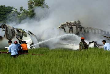 Είκοσι δύο νεκροί και 118 διασωθέντες από αεροπορικό δυστύχημα στην Ιάβα