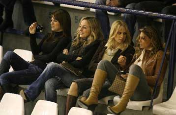 Μηνύματα κομμάτων και συνδικάτων για τη θέση των γυναικών σε θέματα ισότητας