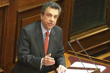 Κορυφώνεται η αντιπαράθεση για το νόμο – πλαίσιο στη Βουλή και στο δρόμο