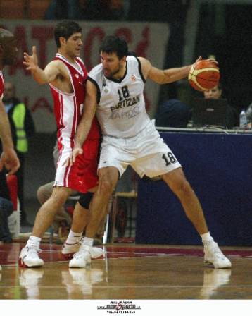 Με την ψυχή στο στόμα ο Ολυμπιακός 79-75 την Παρτιζάν στο ΣΕΦ και έμεινε ζωντανός