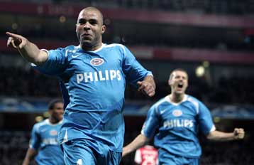 «Σκωτσέζικο ντους» από τον Αλεξ στην Αρσεναλ και στην Αϊντχόφεν, που όμως προκρίθηκε