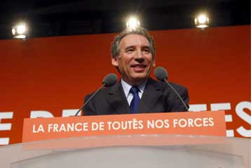 Μειώνει ακόμα περισσότερο τη διαφορά από τους Ρουαγιάλ-Σαρκοζί ο κεντρώος Μπαϊρού