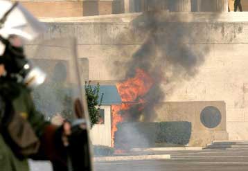 Αγριες οδομαχίες στο κέντρο της Αθήνας κατά το συλλαλητήριο