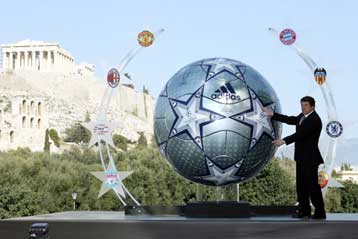 Με αστέρια και μαιάνδρους η μπάλα του τελικού του Champions League