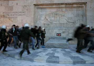 Την απομάκρυνση του Β.Πολύδωρα και της ηγεσίας της ΕΛ.ΑΣ. ζητά ο Γ.Παπανδρέου