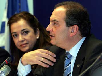 Διαψεύδει ο πρωθυπουργός τα περί διαφωνίας με την υπουργό Εξωτερικών