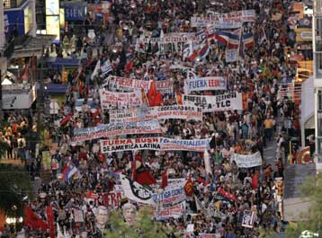 Έξι χιλιάδες Ουρουγουανοί διαδήλωσαν σε ένδειξη διαμαρτυρίας για την επίσκεψη Μπους