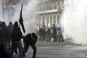 Ελεύθεροι με περιοριστικούς όρους οι τρεις από τους 12 κατηγορουμένους για τα επεισόδια