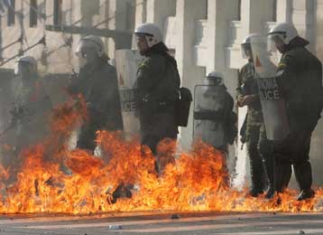 Δύο αστυνομικοί τραυματίστηκαν από επίθεση κουκουλοφόρων στα Εξάρχεια