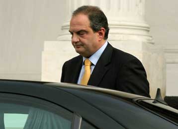 Σχέδιο προεκλογικών παροχών θέτει σε εφαρμογή η κυβέρνηση