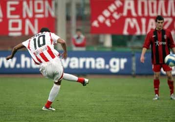 Δύσκολο βήμα προς τον τίτλο έκανε ο Ολυμπιακό στην Καλαμαριά, 2-1 τον Απόλλωνα