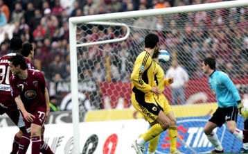 Η ΑΕΚ πέρασε με 1-0 από την Λάρισα και έμεινε όρθια στην κούρσα της δεύτερης θέσης