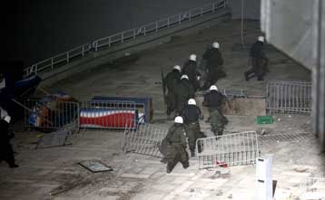 Δύο αστυνομικοί τραυματίες μετά από επεισόδια στον Περισσό, ένταση και στο ΟΑΚΑ