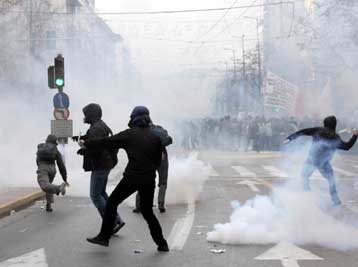 Στο Αυτόφωρο τη Δευτέρα οι 49 συλληφθέντες των επεισοδίων στο Σύνταγμα