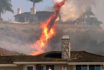 Πύρινη κόλαση σε κατοικημένη περιοχή της Καλιφόρνια