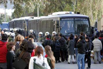 Επεισοδιακή η μεταφορά των 49 συλληφθέντων φοιτητών στην Ευελπίδων