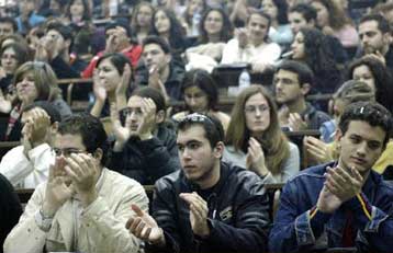 Περίπου 4,4 δισ. ευρώ ετησίως κοστίζει η «δωρεάν Παιδεία» στα ελληνικά νοικοκυριά