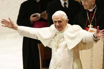 Αδιαπραγμάτευτος ο Πάπας για αγαμία κληρικών, αναγνώριση ομοφυλόφιλων ζευγαριών