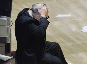 «Βουτιά» την Τρίτη για τη Γουόλ Στριτ, πτώση άνω του 1% στην Ευρώπη