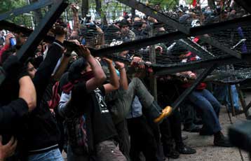 Πέτρες και δακρυγόνα στην Πόλη του Μεξικού με φόντο την επίσκεψη Μπους