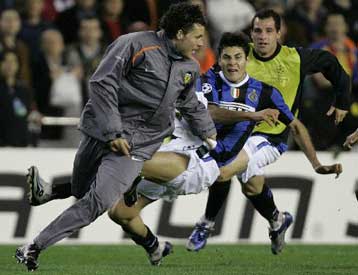 Βαρύς μόνο για τον Ναβάρο ο πέλεκυς της UEFA για τα επεισόδια στο Βαλένθια-Ίντερ