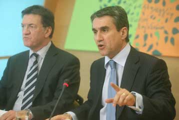 Εφ΄όλης της ύλης επίθεση του ΠΑΣΟΚ στον ΥΠΕΧΩΔΕ για τις καθυστερήσεις στα μεγάλα έργα