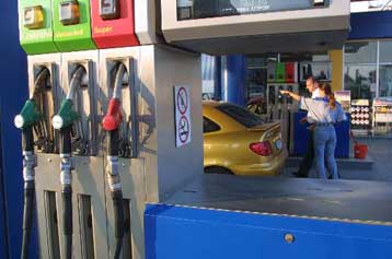 Διυλιστήρια και εταιρείες εμπορίας κατηγορούν οι βενζινοπώλες για τις αυξήσεις