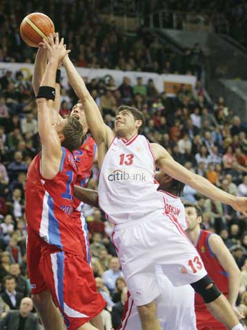 Πάλεψε αλλά έχασε ο Ολυμπιακός στην Μόσχα με 83-79 από την ΤΣΣΚΑ και αγωνιά