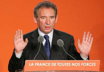 Μικρή πτώση στις δημοσκοπήσεις για τον Μπαϊρού, προηγείται ο Σαρκοζί