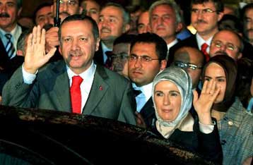 Σφυγμομετρεί τα στελέχη του ο Ερντογάν για την υποψηφιότητά του στην προεδρία