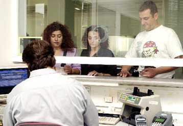 Ποιες κατηγορίες μισθωτών και συνταξιούχων κινδυνεύουν να ξεπεράσουν το αφορολόγητο