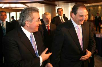 Εκατέρωθεν βολές κατά τις παρεμβάσεις των πολιτικών αρχηγών στο συνέδριο της ΓΣΕΕ