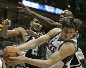 Νίκη των Μπακς επί των Σπερς στο ντεμπούτο του Κριστκόβιακ στον πάγκο του Μιλγουόκι