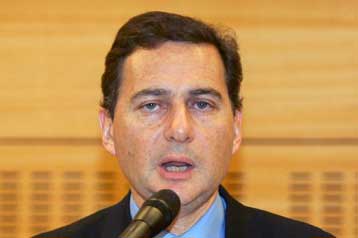 Βιβλίο-λίβελος για την Ρουαγιάλ από τον «πατέρα» των οικονομικών της προτάσεων