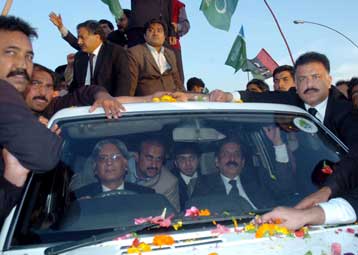 Επεισόδια στο Πακιστάν ανάμεσα σε αστυνομία και διαδηλωτές για την καθαίρεση δικαστή