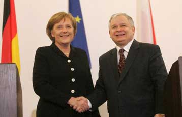 Την υπογραφή της Πολωνίας στη Διακήρυξη του Βερολίνου εξασφάλισε η Μέρκελ