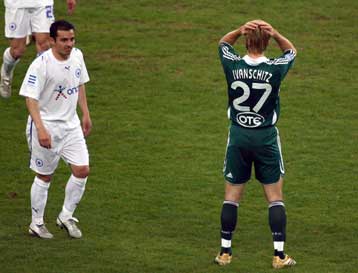 Στο… τιμόνι της δεύτερης θέσης η ΑΕΚ μετά την ήττα σοκ του Παναθηναϊκού