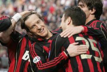 Αγκαλιά με το scudetto η Ίντερ μετά το 2-0 επί της Ασκολι του «Ελέ»