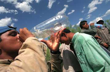 Τα εμβάσματα των Λατινοαμερικανών μεταναστών στις χώρες τους ξεπερνούν τη διεθνή βοήθεια