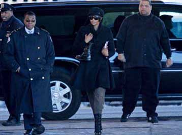 «Νοικοκυρά σε απόγνωση» η Ναόμι Κάμπελ, άρχισε το… σφουγγάρισμα